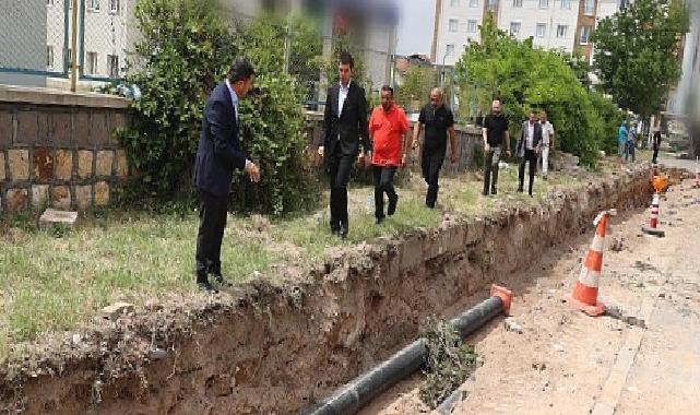 2000 Evler Mahallesi’nde altyapıdan kaynaklı su kesintilerini en aza indirmek için Nevşehir Belediyesi ekipleri, isale hattını yeniliyor
