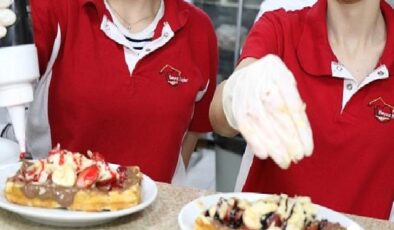 Beyaz Kalplerde waffle ile kahve günü