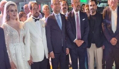 Güzelbahçe Belediye Başkanı Mustafa Günay, CHP Genel Başkanı Özgür Özel’inde katıldığı Melisa Yavaşoğlu ve Gaffar Çiçek’in düğün töreninde nikah şahitliği yaptı