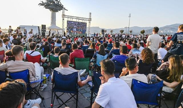 İzmirliler milli heyecanı dev ekranların karşısında yaşadı