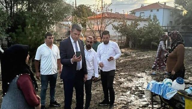 Başkan Levent Koç selden zarar gören Güzelcekale’de incelemelerde bulundu